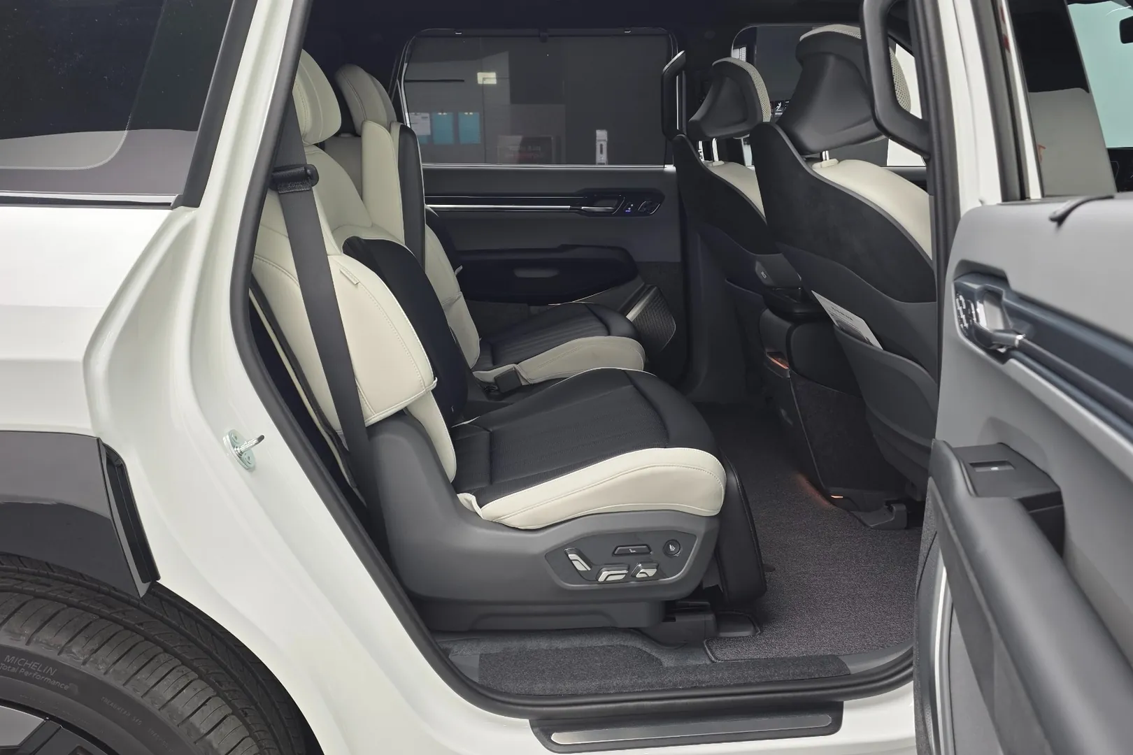 Надёжный Kia EV9 Long Range 4WD GT-Line 2026 0.0 л 380 л.с Электричество с двигателем 0,0 л, Белый, пробег 749 км, Автомат, поставка из Корея, фото 8