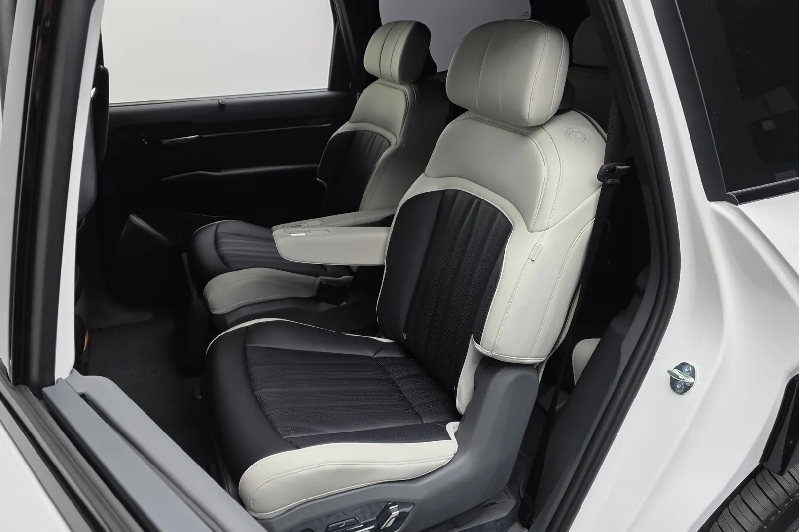 Автомобиль Kia EV9 Long Range 4WD GT-Line 2026 0.0 л 380 л.с Электричество, Белый, пробег 749 км, производство — Корея, доставка по РФ, фото 9