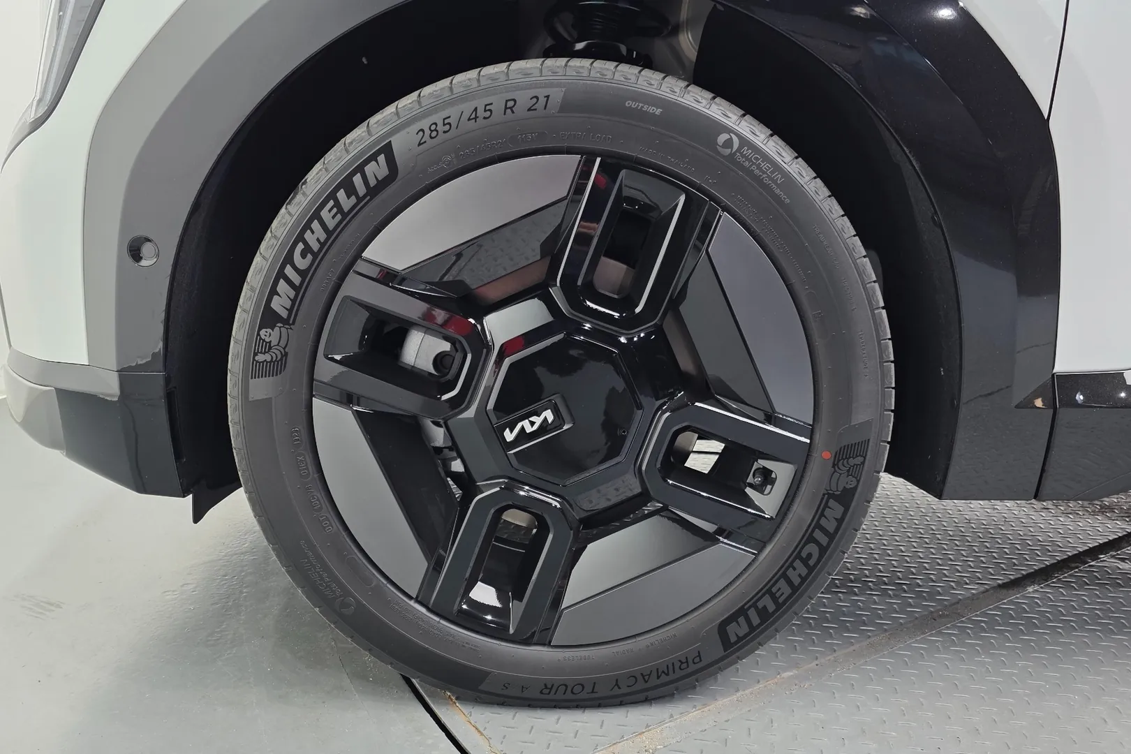 Доступен к заказу Kia EV9 Long Range 4WD GT-Line 2026 0.0 л 380 л.с Электричество: Белый, коробка Автомат, привод Полный привод, осмотр и тест-драйв в Москве, фото 19