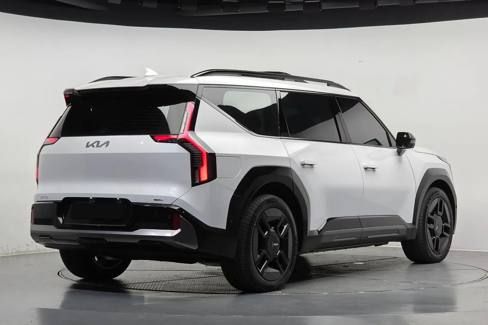 Заказать Kia EV9 Long Range 4WD GT-Line 2026 0.0 л 380 л.с Электричество с пробегом 749 км, Автомат, Полный привод, цвет Белый, поставка из Корея, доставка по РФ EV9 Long Range 4WD GT-Line - фото 3