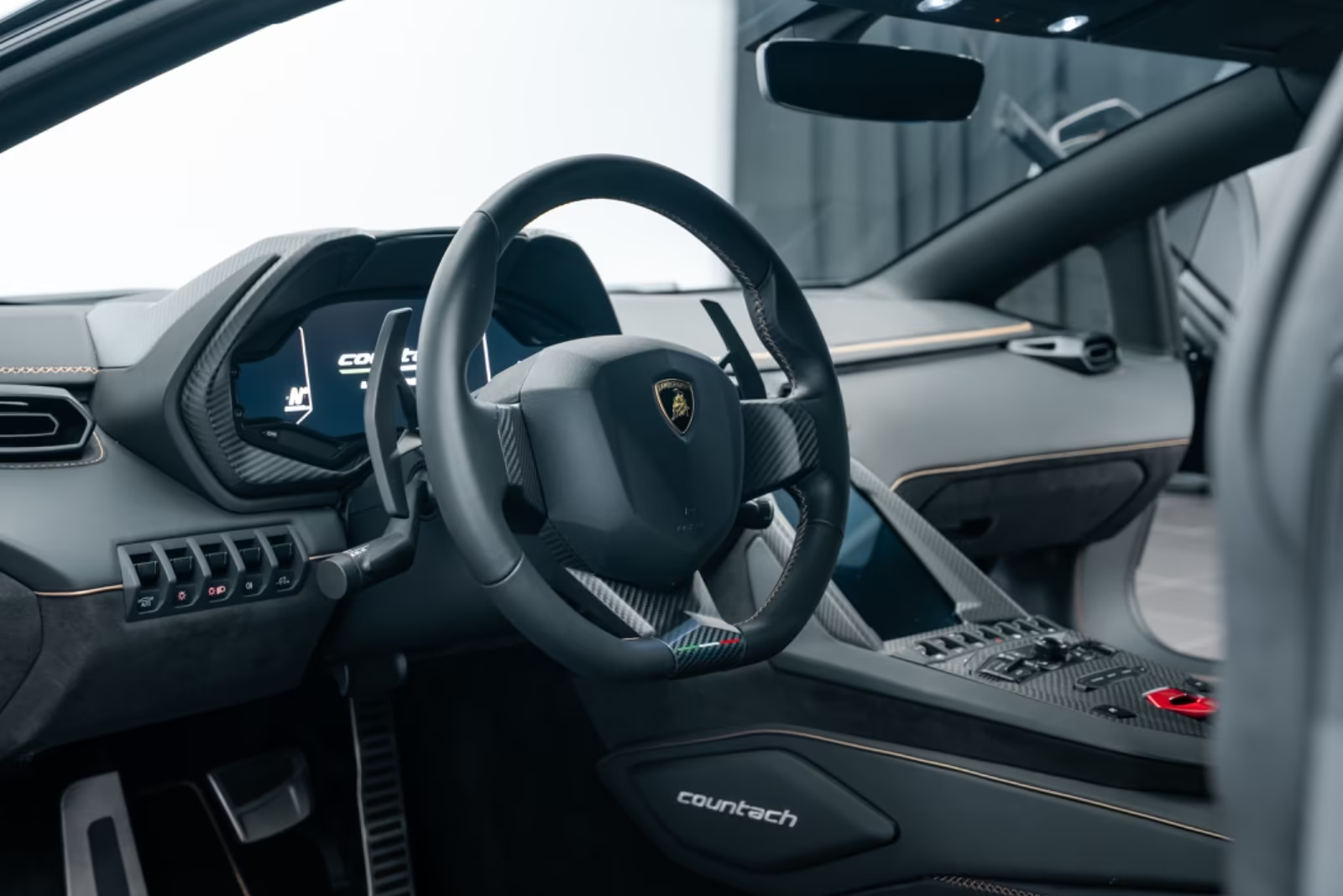 Купить Lamborghini Countach LPI 800-4 1of112 CARBON 2022 6.5 л 814 л.с Гибрид с минимальным пробегом 960 км, Чёрный, доставим из Италия в любой город РФ