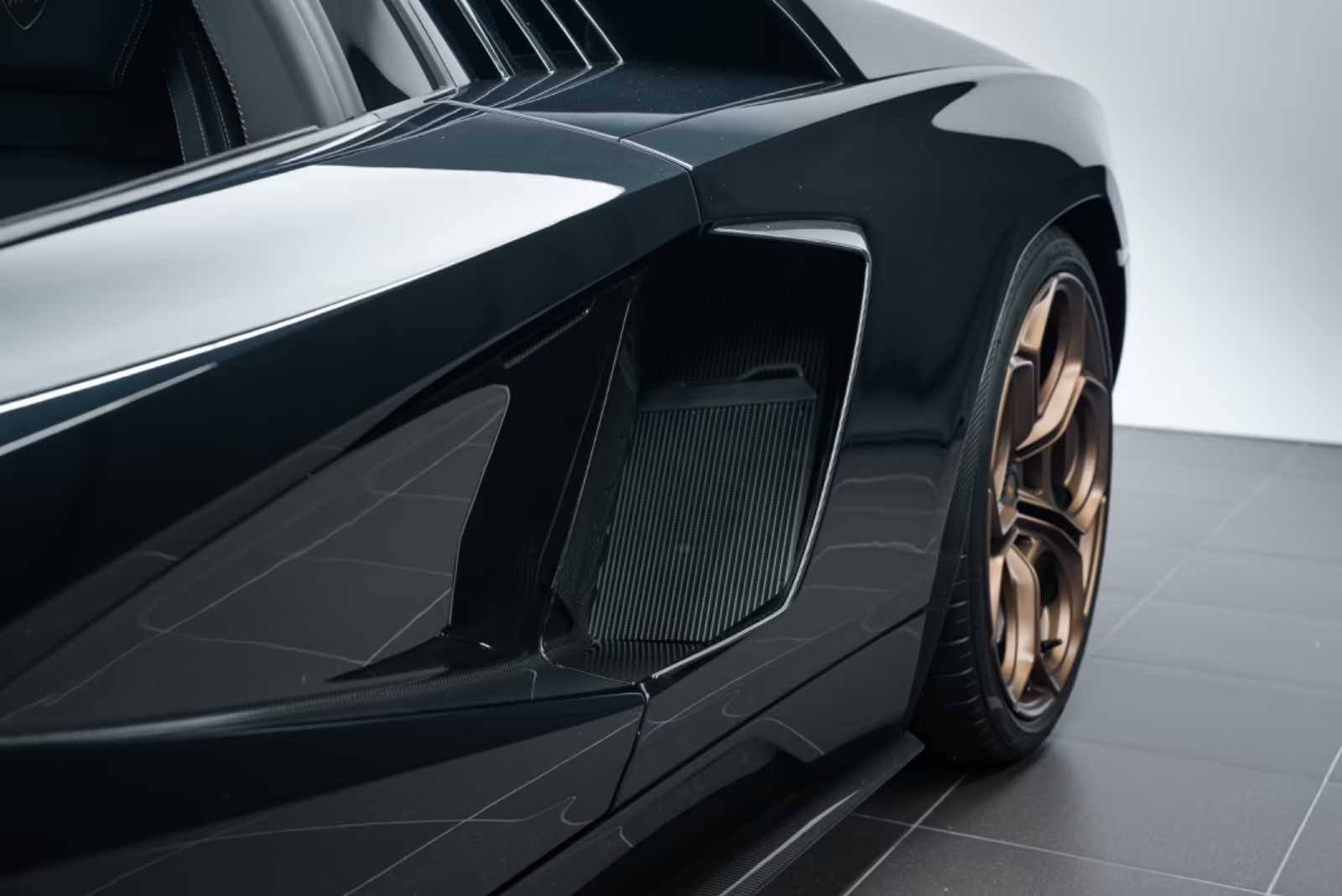 Выбор покупателей — Lamborghini Countach LPI 800-4 1of112 CARBON 2022 6.5 л 814 л.с Гибрид, пробег 960 км, Чёрный, привезён из Италия, доставка по РФ