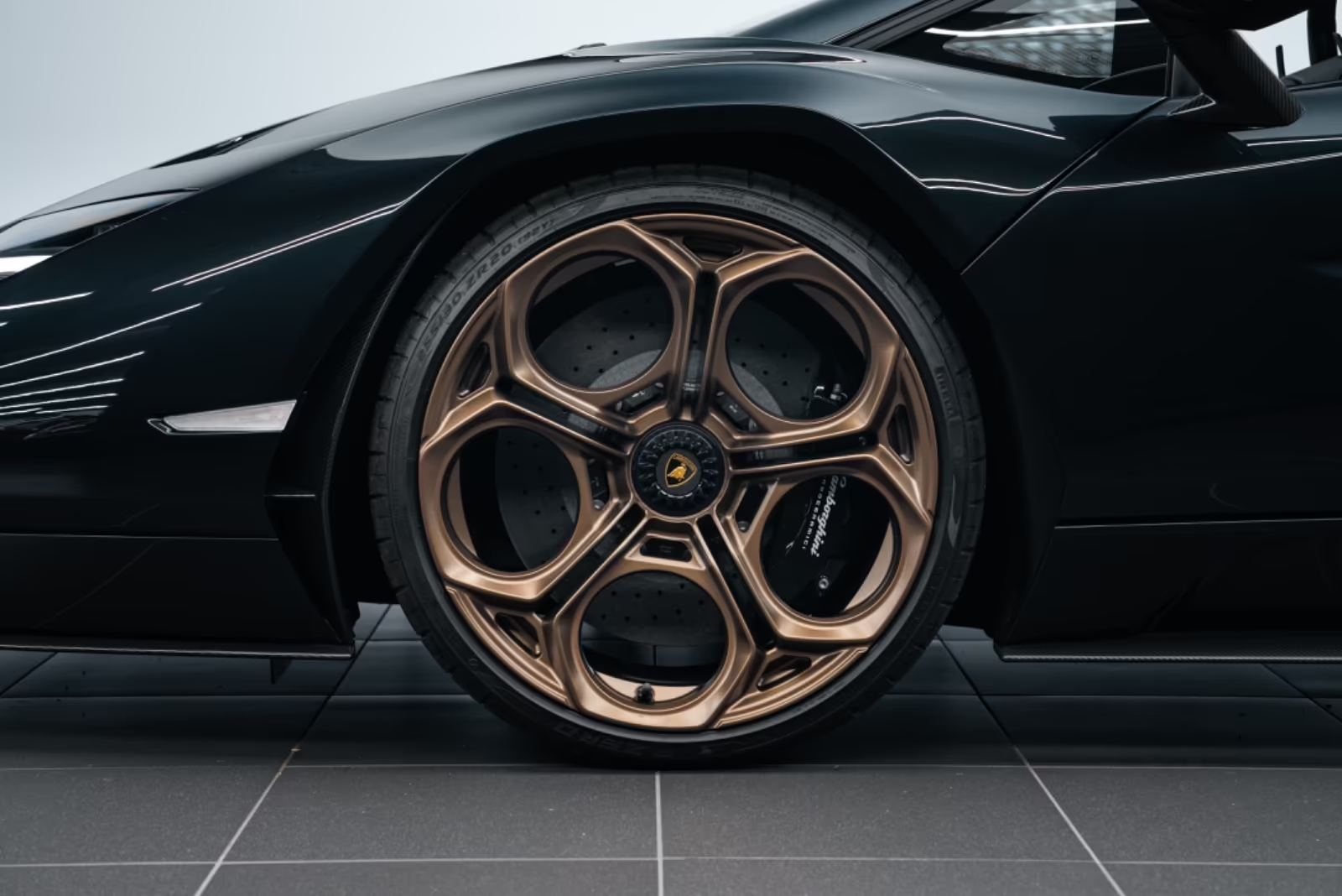 Автомобиль Lamborghini Countach LPI 800-4 1of112 CARBON 2022 6.5 л 814 л.с Гибрид, Чёрный, пробег 960 км, производство — Италия, доставка по РФ