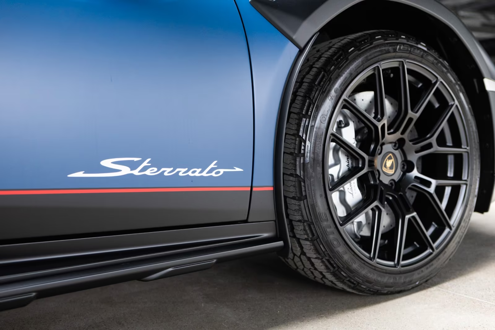 Оформить заказ на Lamborghini Huracán Sterrato 2026 5.2 л 610 л.с Бензин, коробка: Автомат, привод: Полный привод, доставка по России, салон в Москве