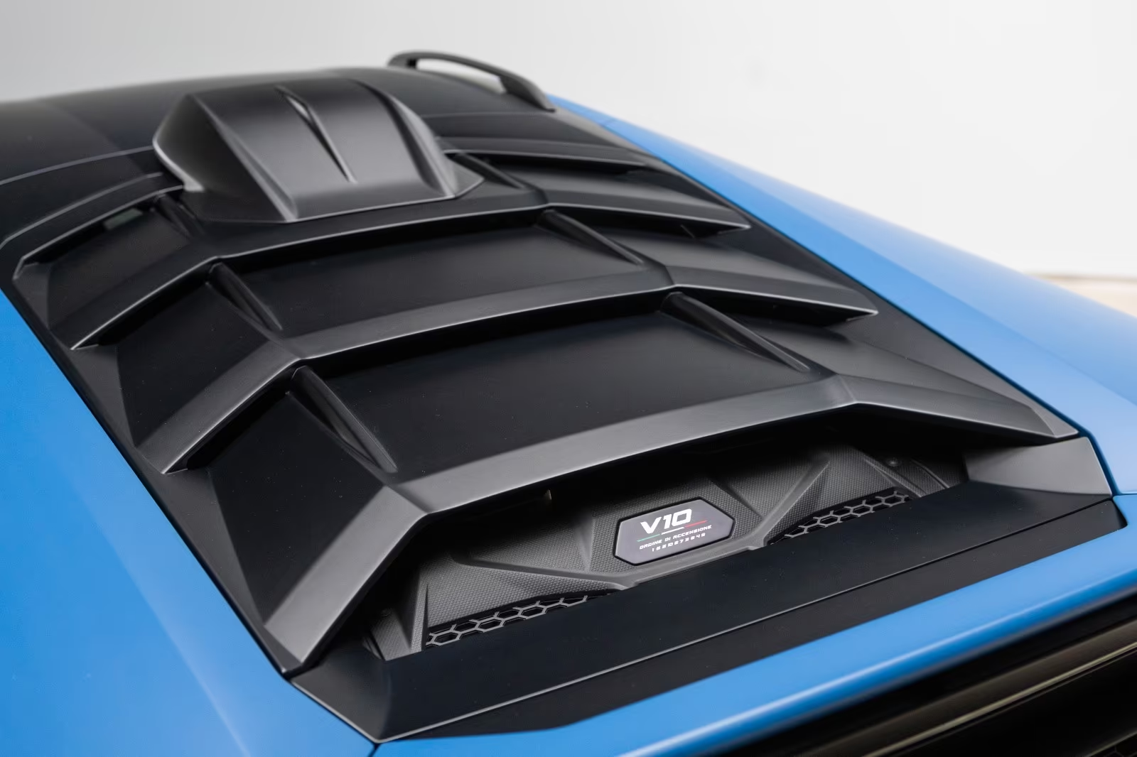 Купить Lamborghini Huracán Sterrato 2026 5.2 л 610 л.с Бензин с минимальным пробегом 1 590 км, Синий, доставим из Италия в любой город РФ