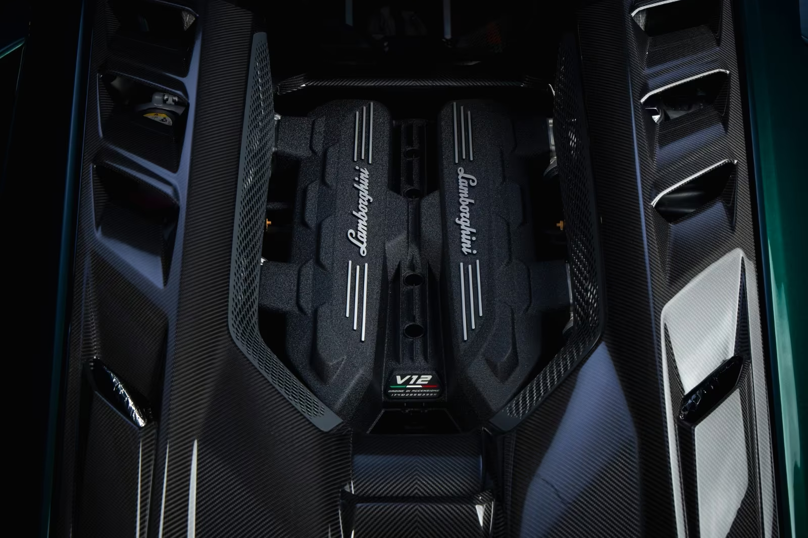 Доставка по РФ: Lamborghini Revuelto 2025 6.5 л 1015 л.с Гибрид, Зелёный, пробег 160 км, Полный привод, Автомат, осмотр возможен в Москве