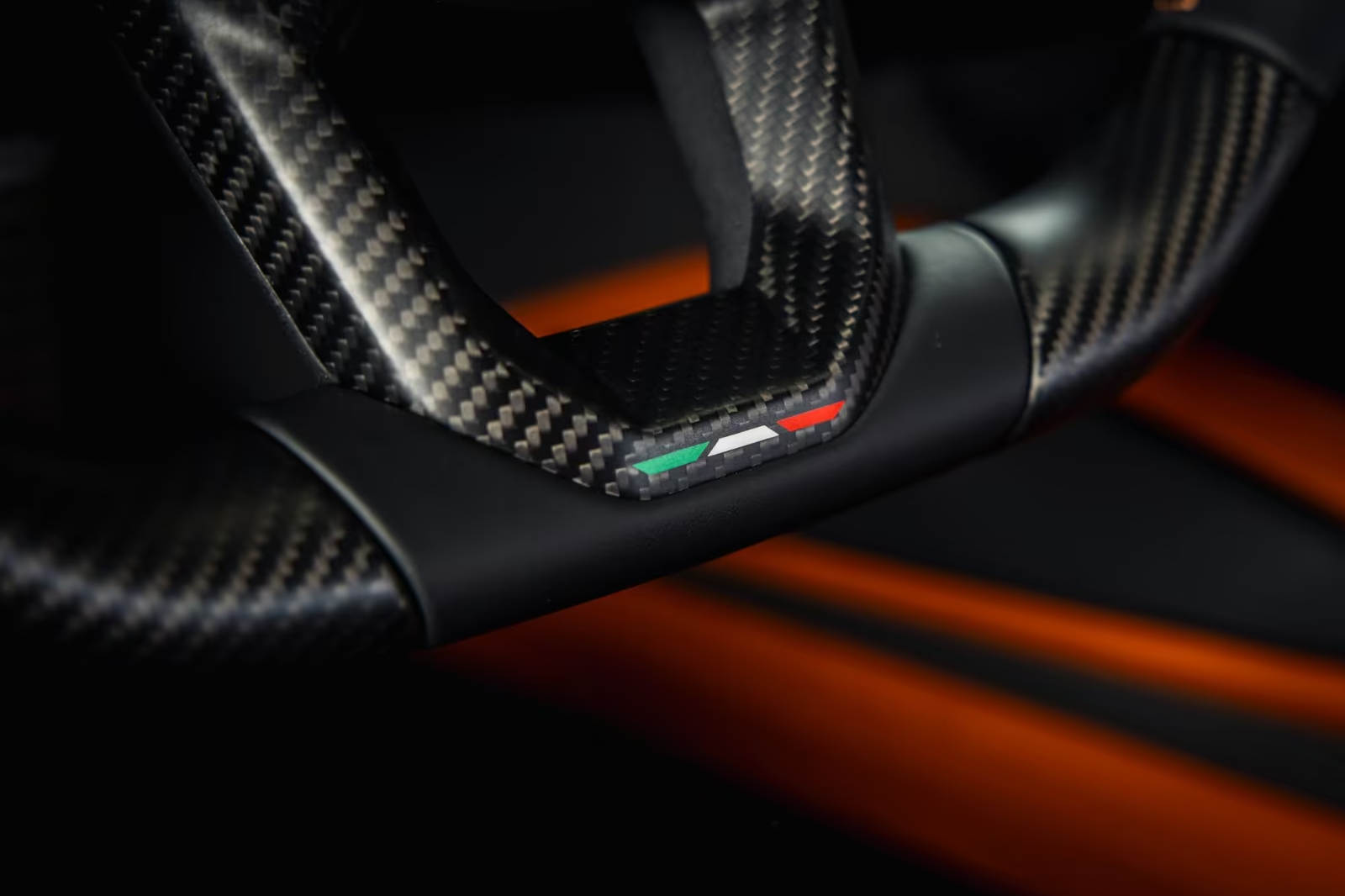 Заказать Lamborghini Revuelto 2025 6.5 л 1015 л.с Гибрид, Зелёный, Полный привод, Автомат — поставка из Италия, доставка по России и СНГ