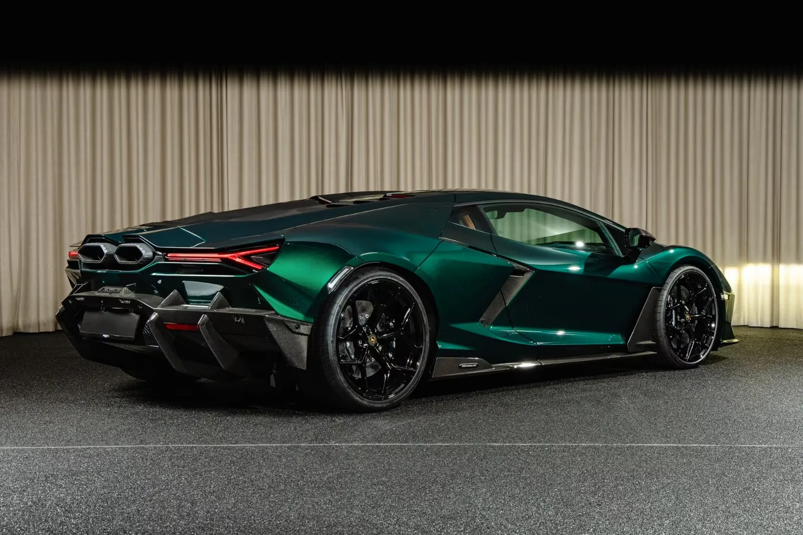 Купить Lamborghini Revuelto 2025 6.5 л 1015 л.с Гибрид, Зелёный, Автомат, Полный привод — авто из Италия, с доставкой по всей России
