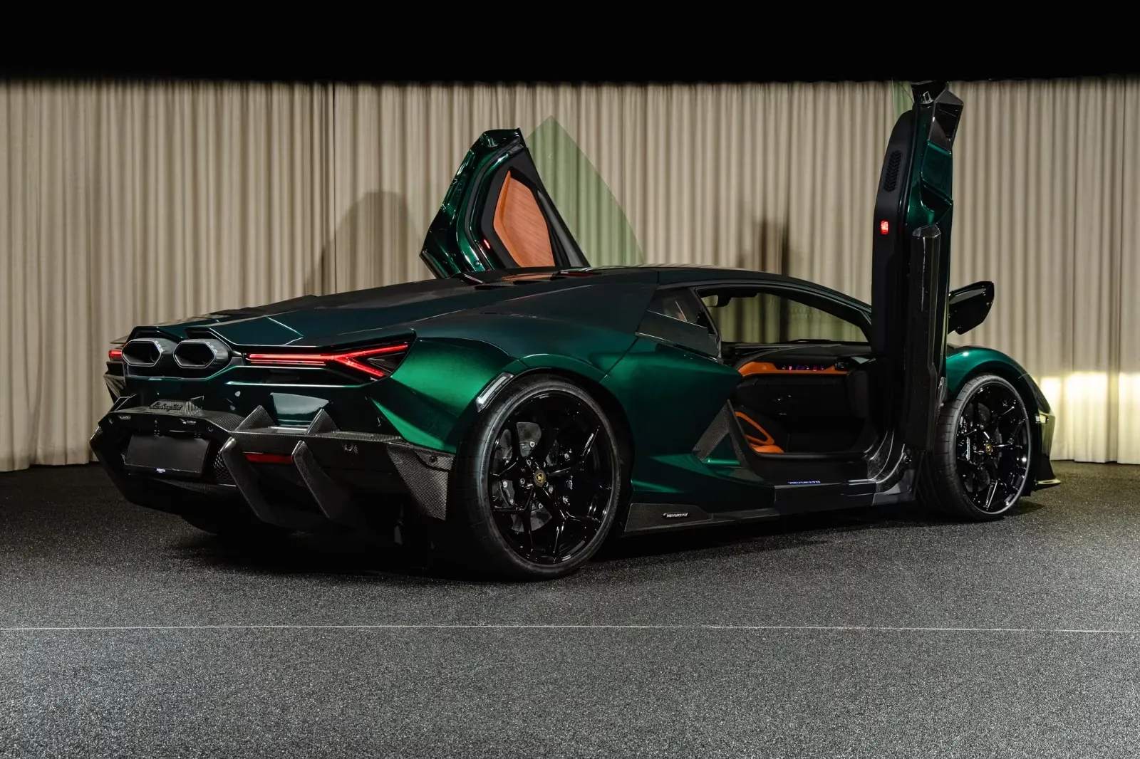 Заказать Lamborghini Revuelto 2025 6.5 л 1015 л.с Гибрид с пробегом 160 км, Автомат, Полный привод, цвет Зелёный, поставка из Италия, доставка по РФ