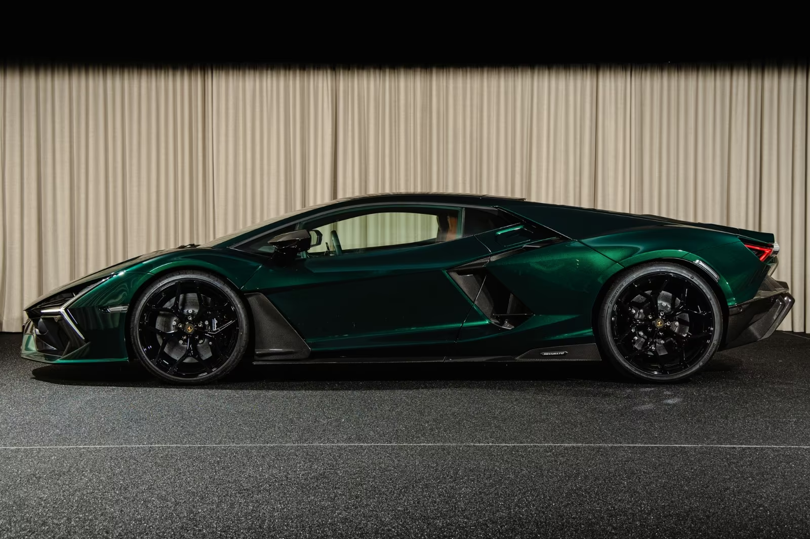 Lamborghini Revuelto 2025 6.5 л 1015 л.с Гибрид в продаже: Зелёный, Автомат, Полный привод, страна-производитель — Италия, доставка по РФ