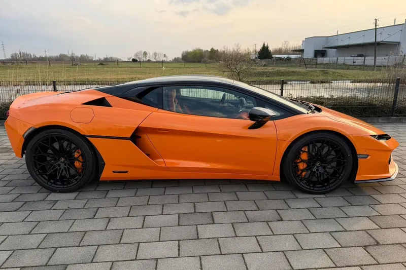 Заказать Lamborghini Temerario 2026 4.0 л 920 л.с Гибрид с пробегом 9 км, Автомат, Полный привод, цвет Оранжевый, поставка из Италия, доставка по РФ Temerario - фото 3