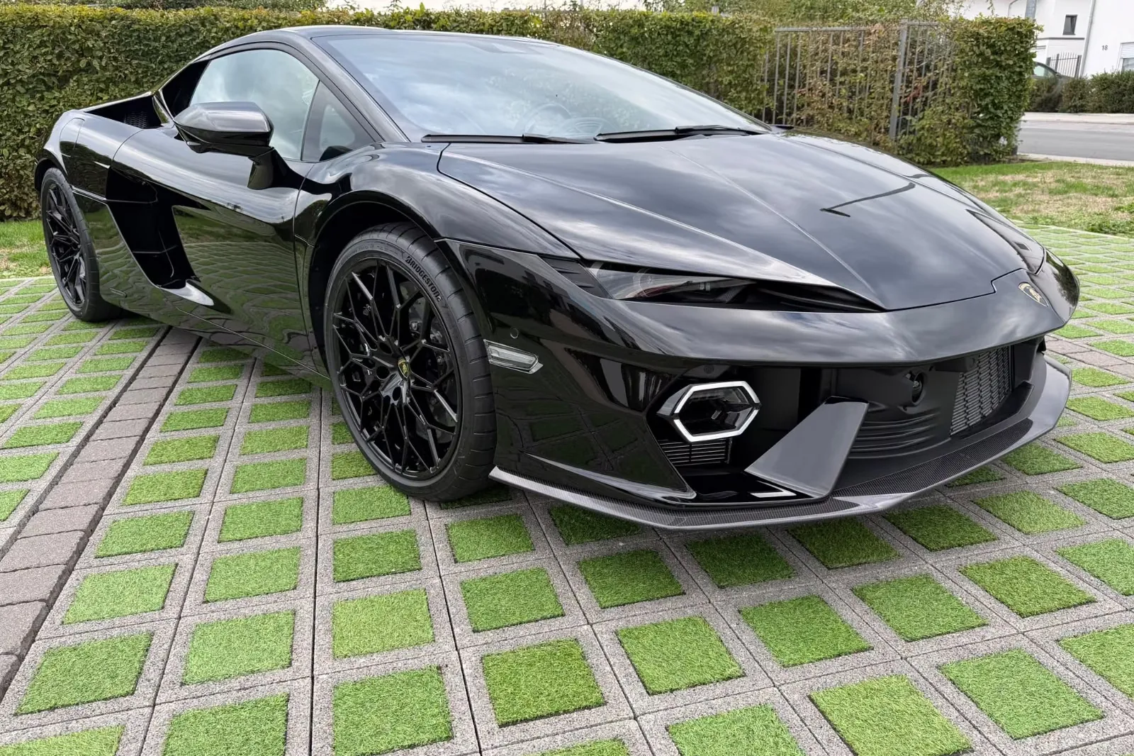 Заказать Lamborghini Temerario 2026 4.0 л 920 л.с Гибрид с пробегом 50 км, Автомат, Полный привод, цвет Чёрный, поставка из Германия, доставка по РФ Temerario - фото 3