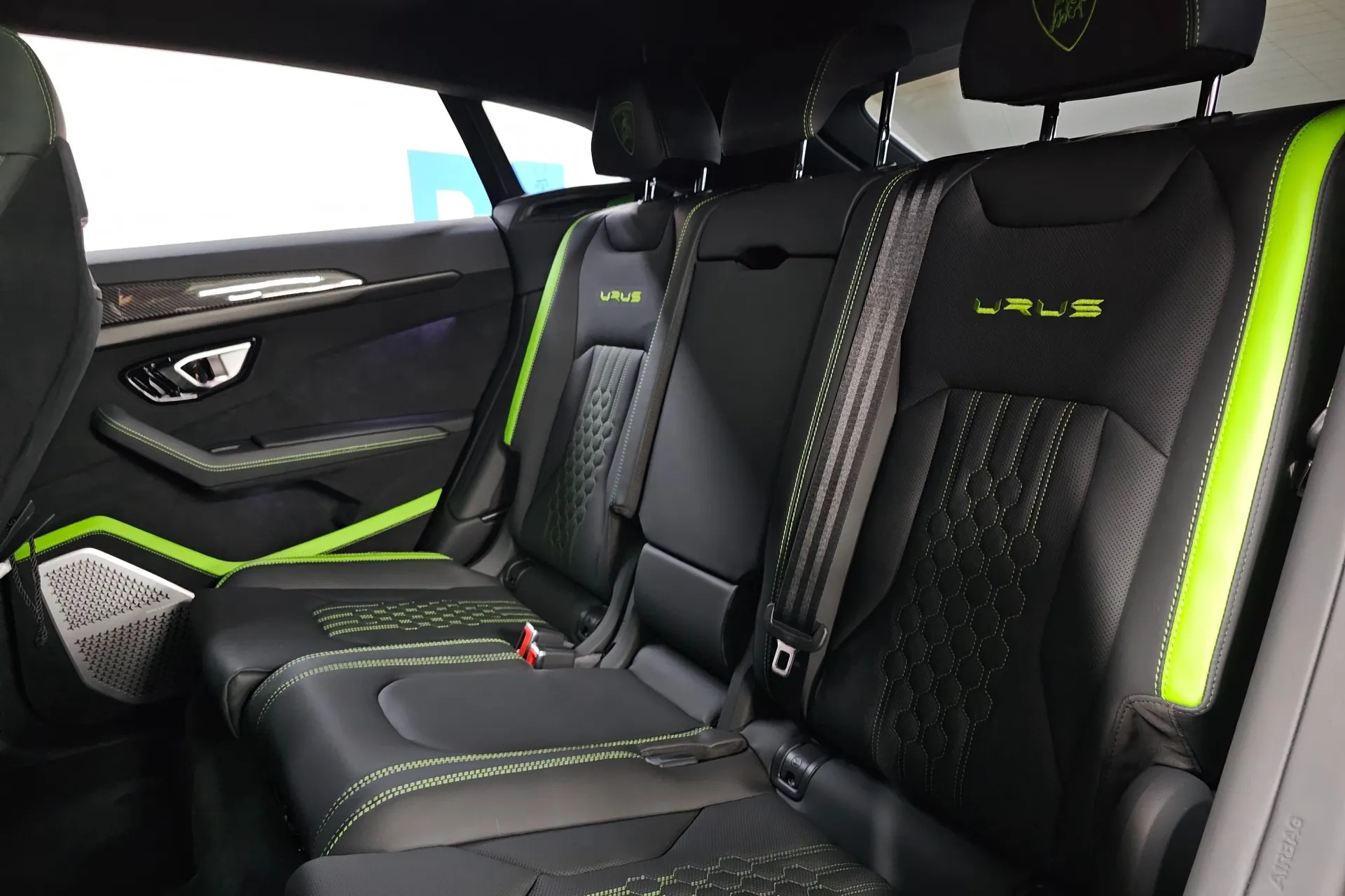 Автомобиль Lamborghini Urus 4.0 V8 Performante 2024 4.0 л 666 л.с Бензин, Фиолетовый, пробег 3 200 км, производство — Италия, доставка по РФ