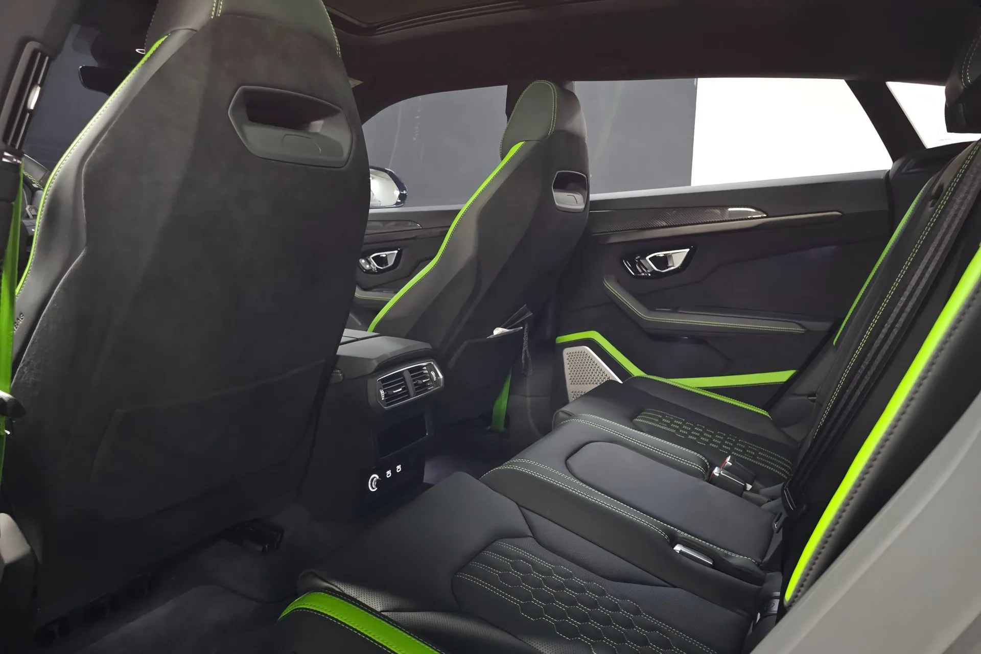 Надёжный Lamborghini Urus 4.0 V8 Performante 2024 4.0 л 666 л.с Бензин с двигателем 4,0 л, Фиолетовый, пробег 3 200 км, Автомат, поставка из Италия