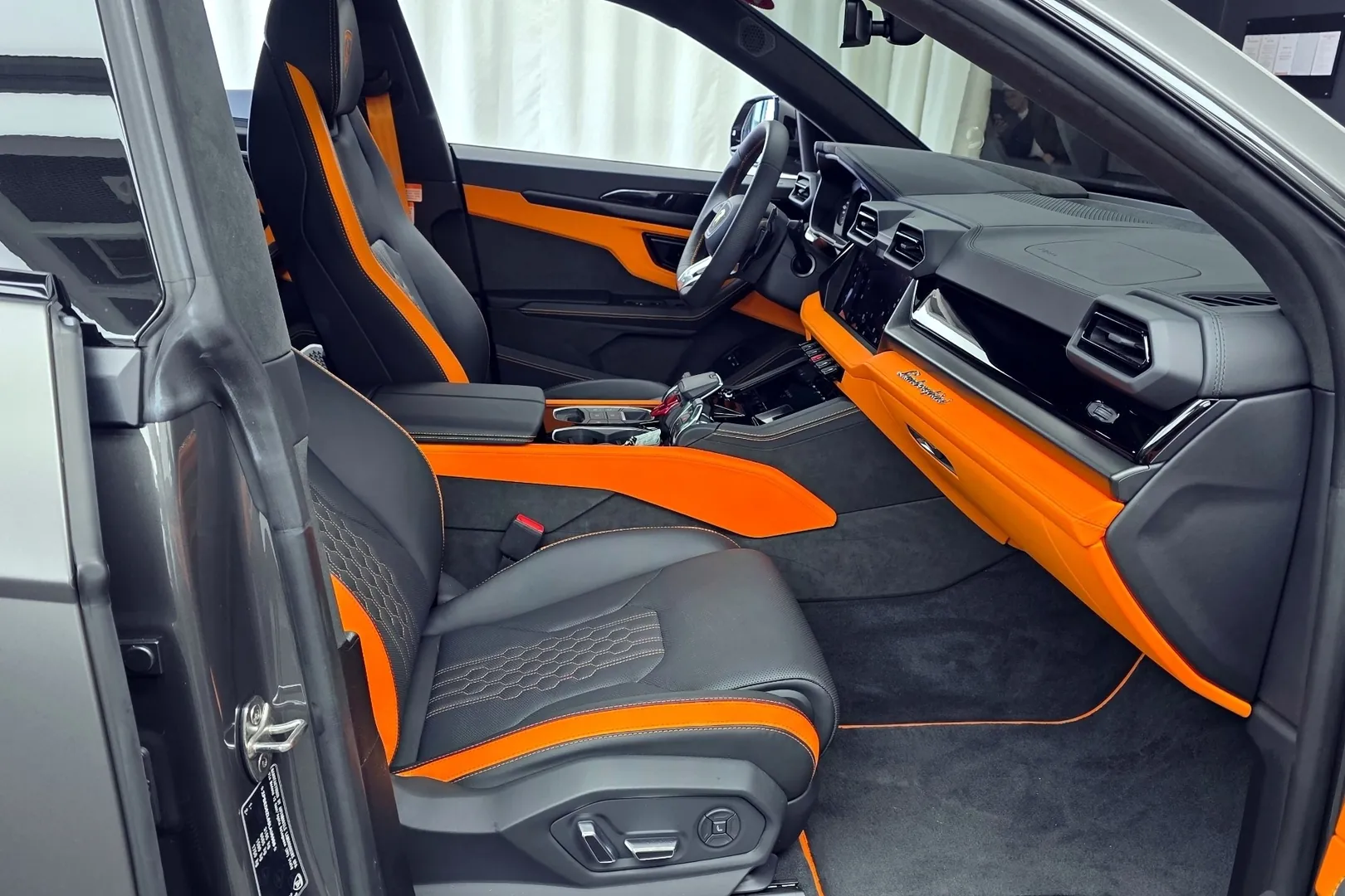 Lamborghini Urus 4.0 V8 SE 2025 4.0 л 800 л.с Бензин, коробка Автомат, привод Полный привод, автомобиль из Италия, доставка по России