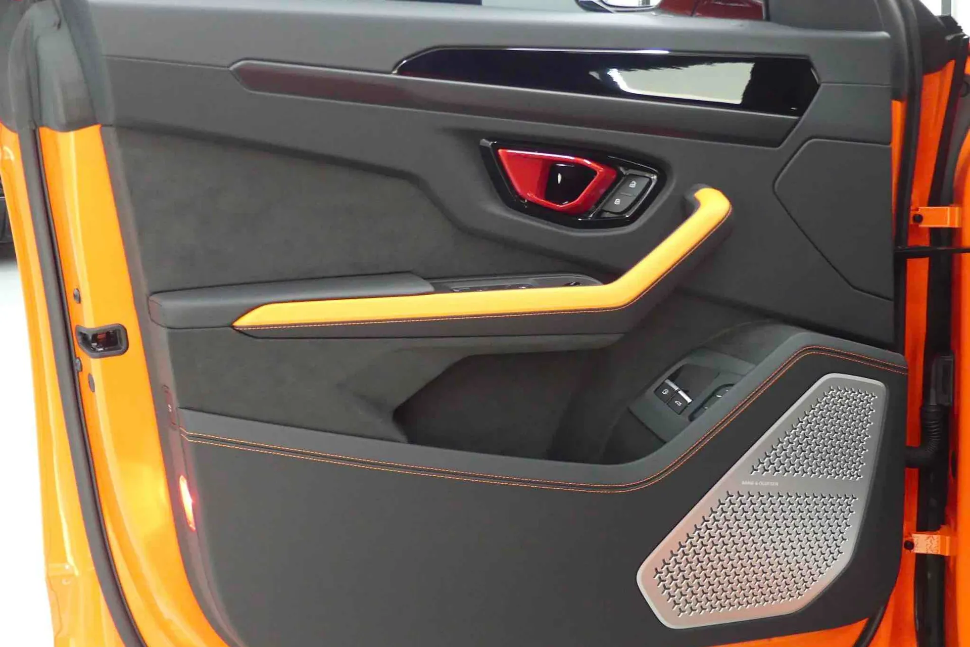 Автомобиль Lamborghini Urus SE 2026 4.0 л 800 л.с Гибрид, Оранжевый, пробег 37 км, производство — Корея, доставка по РФ, фото 9