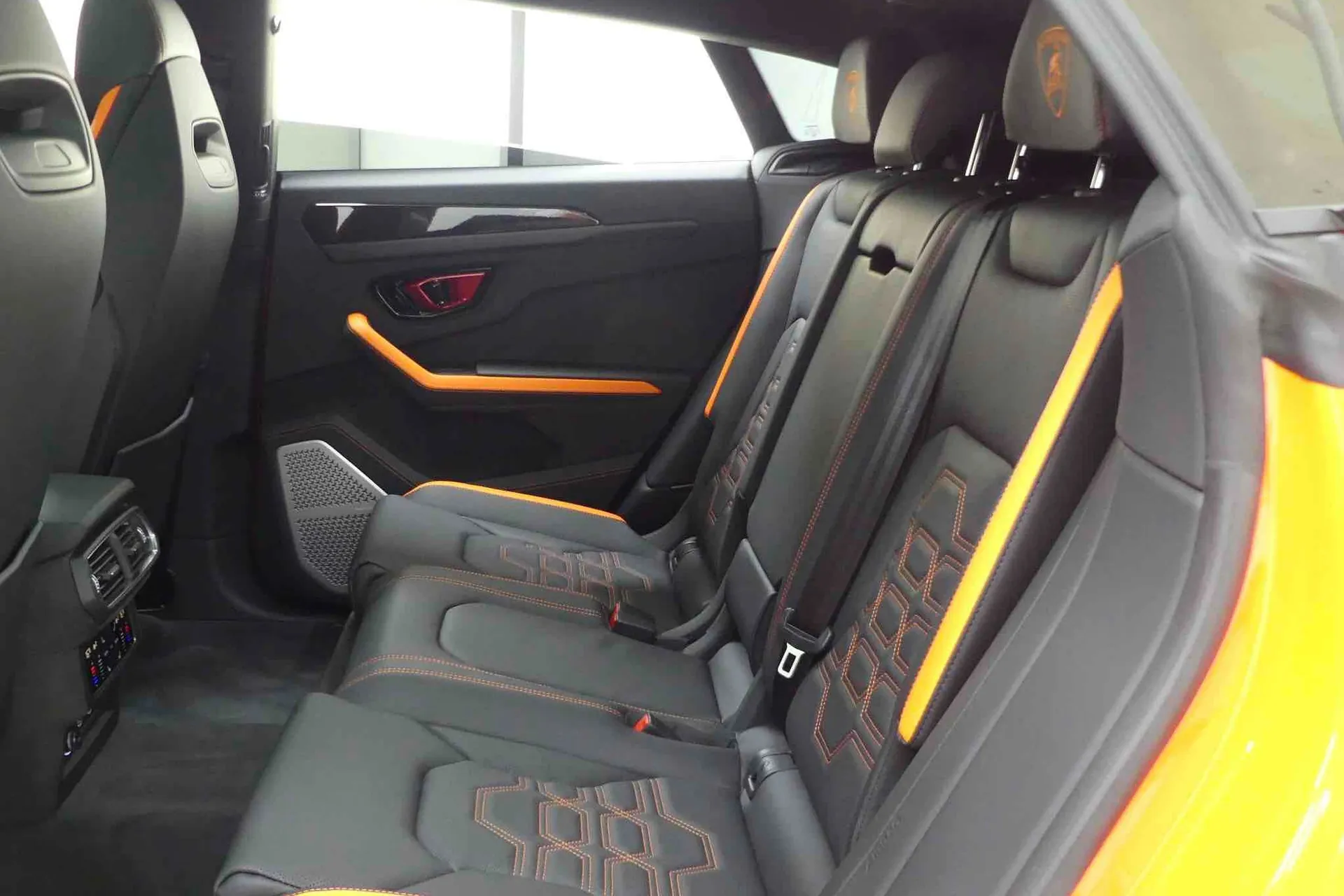 Новый Lamborghini Urus SE 2026 4.0 л 800 л.с Гибрид: Полный привод, Оранжевый, коробка — Автомат, привезён из Корея, доставка по регионам, фото 5