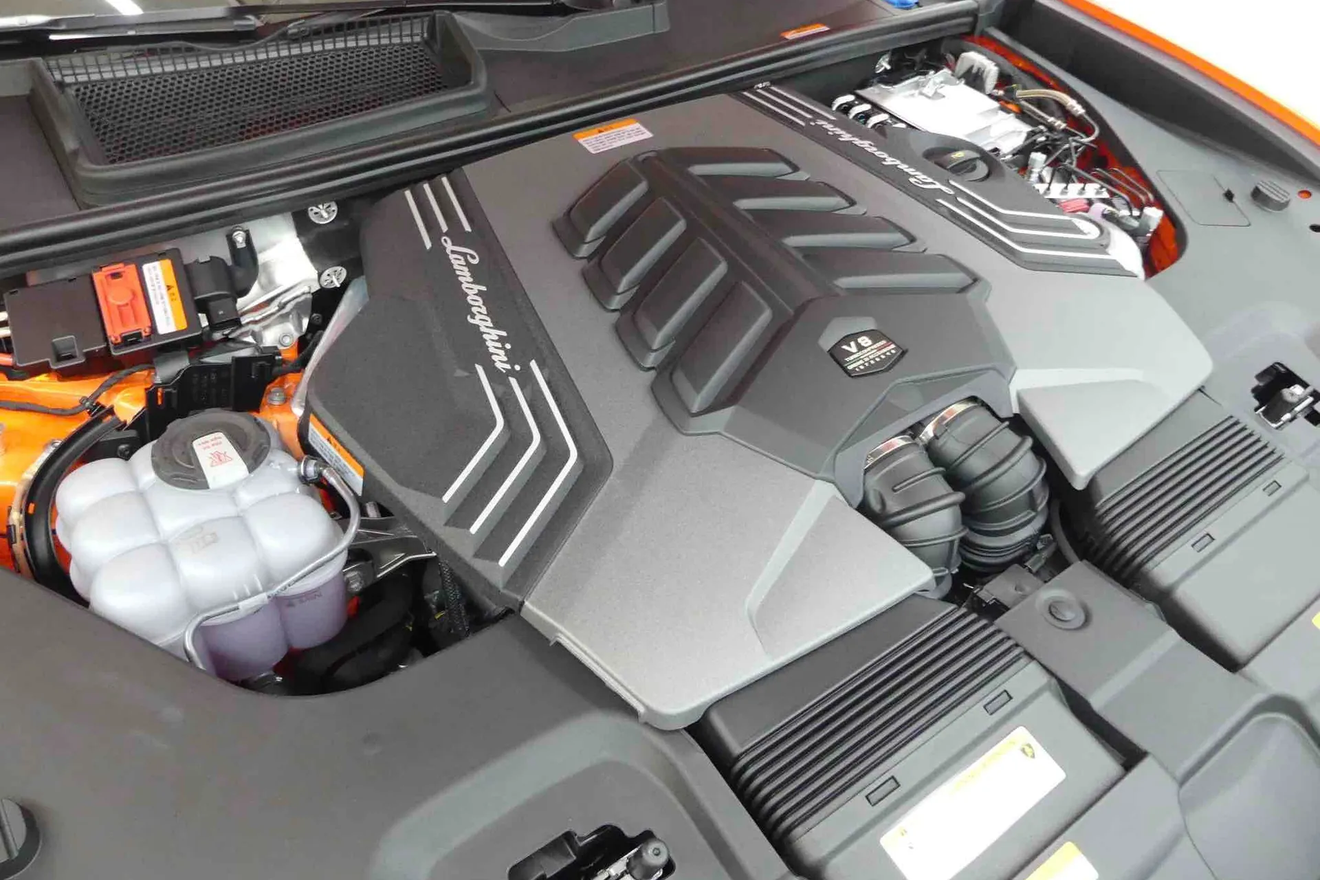 Lamborghini Urus SE 2026 4.0 л 800 л.с Гибрид, пробег 37 км, цвет кузова Оранжевый, тип трансмиссии Автомат, привод Полный привод, из Корея, фото 18