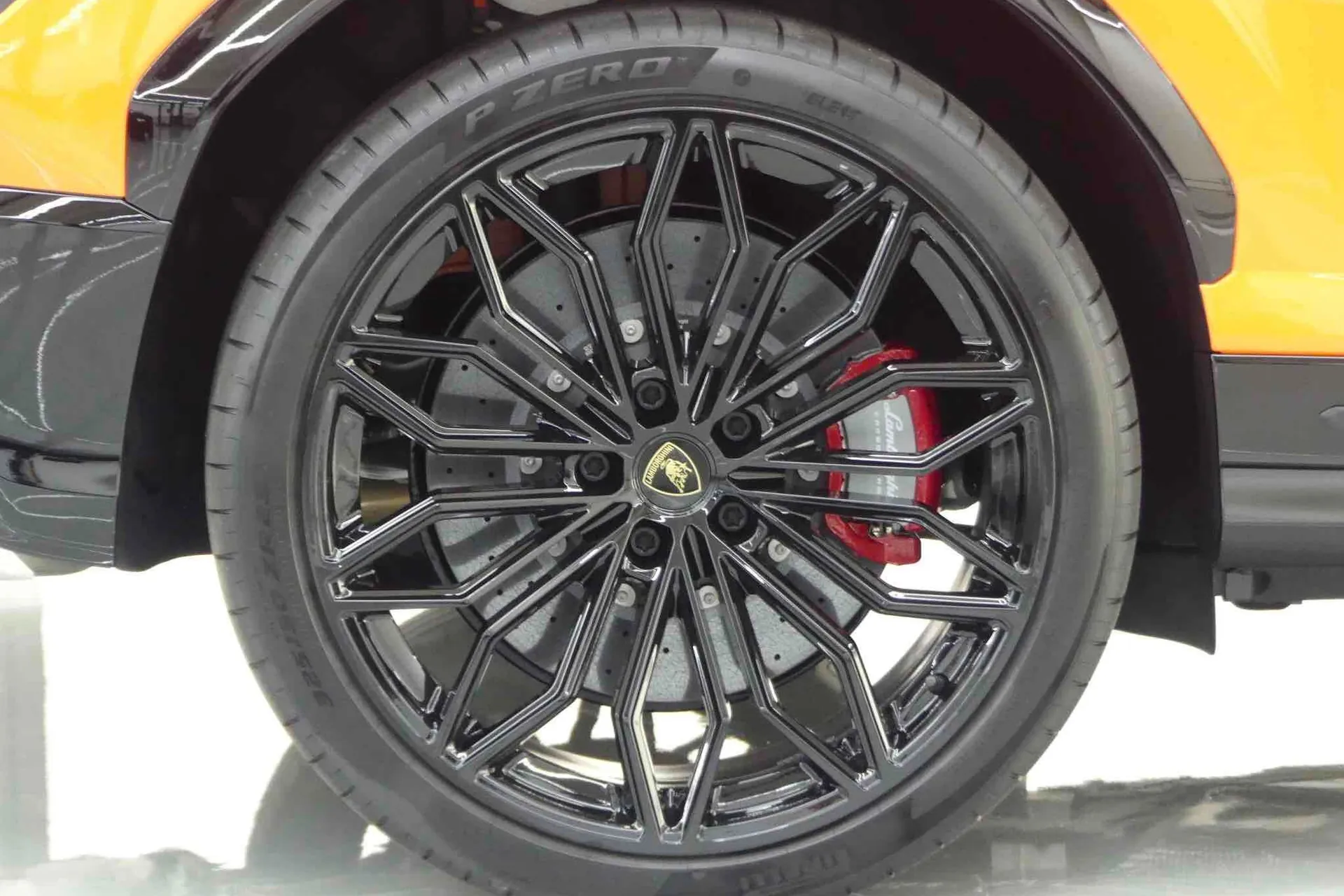 Доступен к заказу Lamborghini Urus SE 2026 4.0 л 800 л.с Гибрид: Оранжевый, коробка Автомат, привод Полный привод, осмотр и тест-драйв в Москве, фото 19