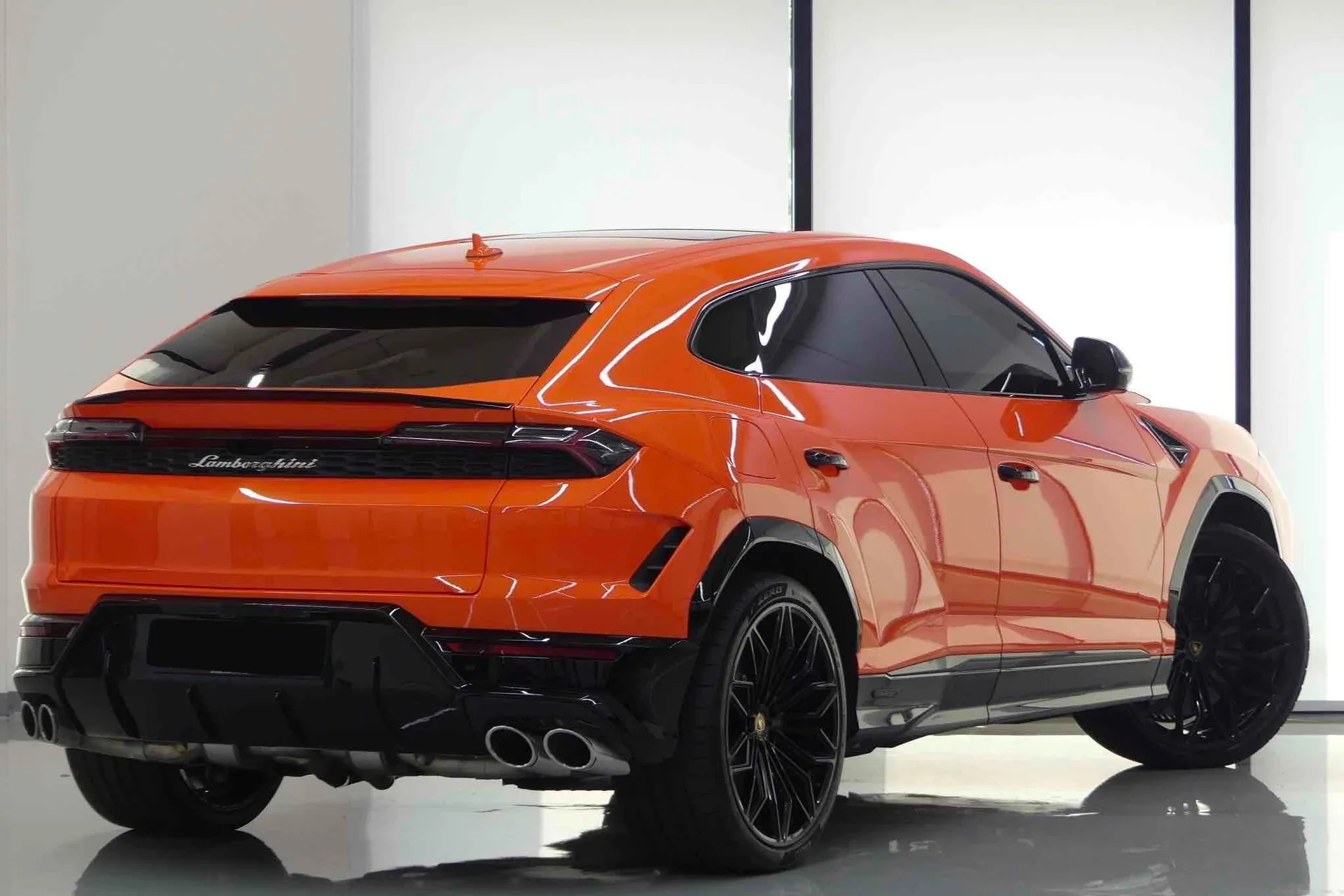 Заказать Lamborghini Urus SE 2026 4.0 л 800 л.с Гибрид с пробегом 37 км, Автомат, Полный привод, цвет Оранжевый, поставка из Корея, доставка по РФ, фото 2