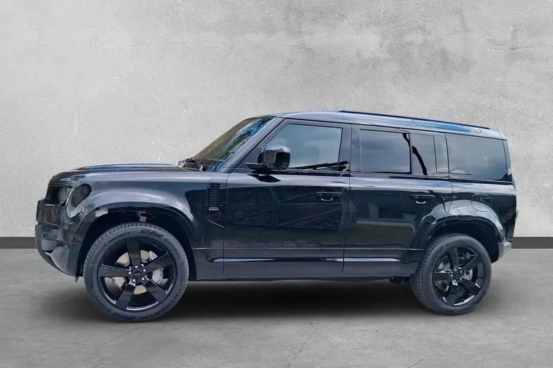 Заказать Land Rover Defender 110 P300e X-Dynamic HSE 2026 2.0 л 300 л.с Гибрид с пробегом 11 км, Автомат, Полный привод, цвет Чёрный, поставка из Германия, доставка по РФ, фото 2