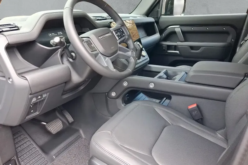 Выбор покупателей — Land Rover Defender 110 P300e X-Dynamic HSE 2026 2.0 л 300 л.с Гибрид, пробег 11 км, Чёрный, привезён из Германия, доставка по РФ, фото 6