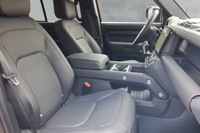 Автомобиль Land Rover Defender 110 P300e X-Dynamic HSE 2026 2.0 л 300 л.с Гибрид, Чёрный, пробег 11 км, производство — Германия, доставка по РФ, фото 9