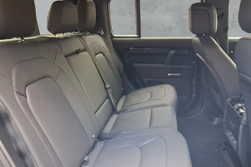 Заказать Land Rover Defender 110 P300e X-Dynamic HSE 2026 2.0 л 300 л.с Гибрид, Чёрный, Полный привод, Автомат — поставка из Германия, доставка по России и СНГ, фото 10