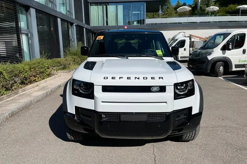 Заказать Land Rover Defender 110 P400 I6 X-Dynamic SE 2026 3.0 л 400 л.с Бензин с пробегом 10 км, Автомат, Полный привод, цвет Белый, поставка из Германия, доставка по РФ Defender 110 P400 I6 X-Dynamic SE - фото 3