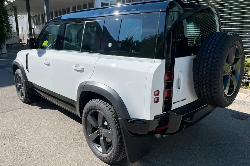Купить Land Rover Defender 110 P400 I6 X-Dynamic SE 2026 3.0 л 400 л.с Бензин, Белый, Автомат, Полный привод — авто из Германия, с доставкой по всей России, фото 3