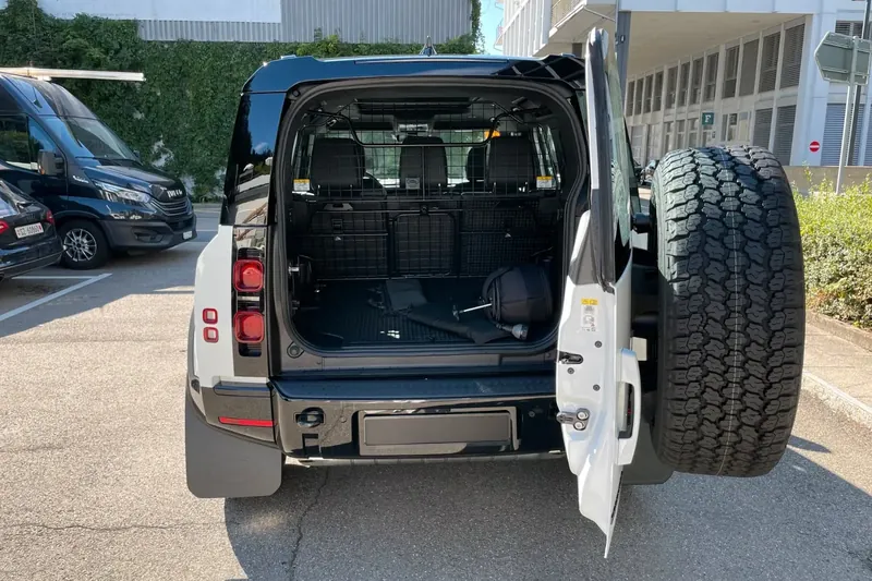 Новый Land Rover Defender 110 P400 I6 X-Dynamic SE 2026 3.0 л 400 л.с Бензин: Полный привод, Белый, коробка — Автомат, привезён из Германия, доставка по регионам, фото 5
