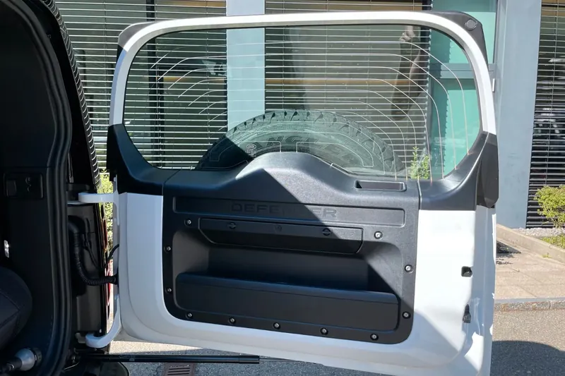 Land Rover Defender 110 P400 I6 X-Dynamic SE 2026 3.0 л 400 л.с Бензин, коробка Автомат, привод Полный привод, автомобиль из Германия, доставка по России, фото 7