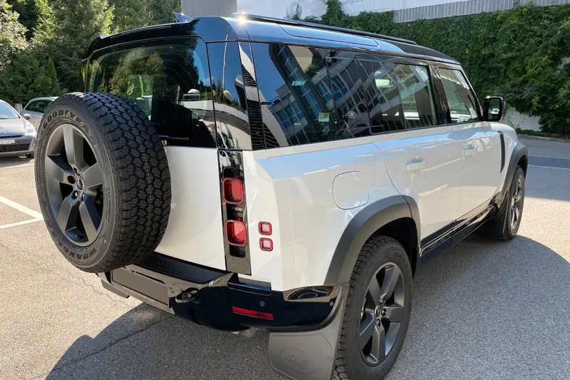 Надёжный Land Rover Defender 110 P400 I6 X-Dynamic SE 2026 3.0 л 400 л.с Бензин с двигателем 3,0 л, Белый, пробег 10 км, Автомат, поставка из Германия, фото 8