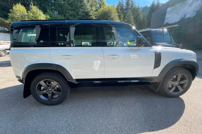 Автомобиль Land Rover Defender 110 P400 I6 X-Dynamic SE 2026 3.0 л 400 л.с Бензин, Белый, пробег 10 км, производство — Германия, доставка по РФ, фото 9