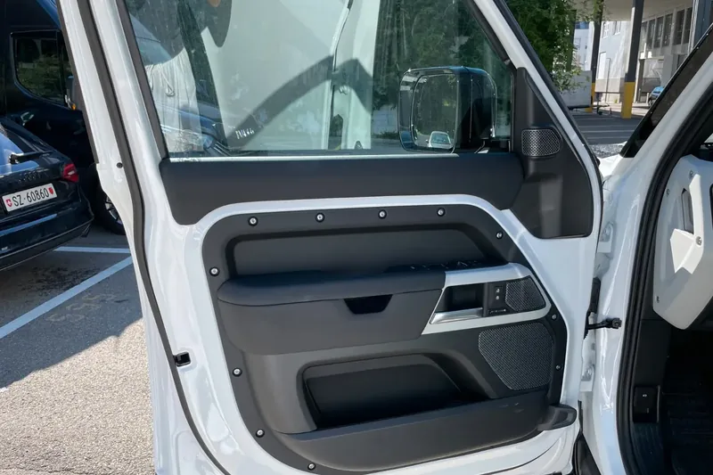 Land Rover Defender 110 P400 I6 X-Dynamic SE 2026 3.0 л 400 л.с Бензин, пробег 10 км, Белый, Полный привод, Автомат, авто из Германия, доставка по РФ, фото 11