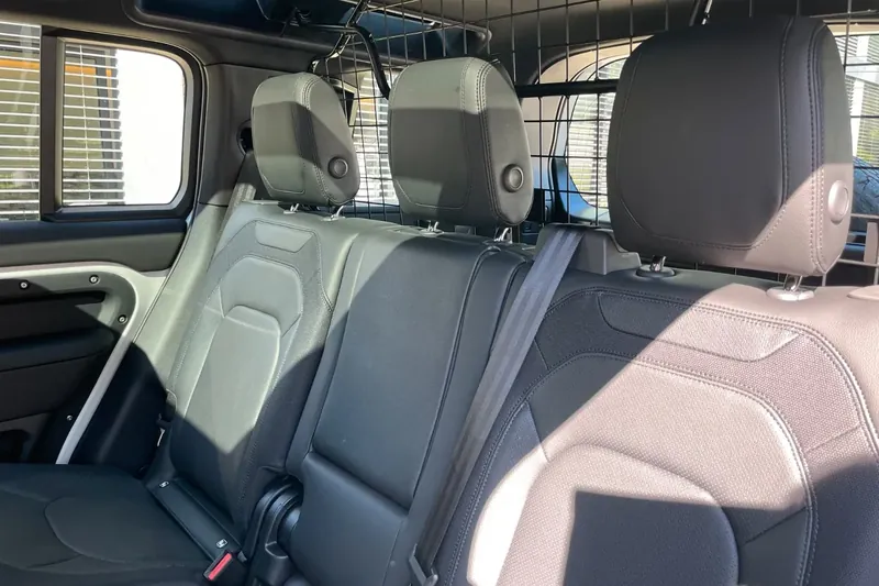 Доставка по РФ: Land Rover Defender 110 P400 I6 X-Dynamic SE 2026 3.0 л 400 л.с Бензин, Белый, пробег 10 км, Полный привод, Автомат, осмотр возможен в Москве, фото 17