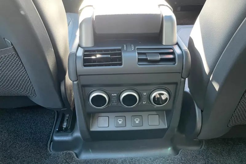 Купить Land Rover Defender 110 P400 I6 X-Dynamic SE 2026 3.0 л 400 л.с Бензин с доставкой: пробег 10 км, Белый, Автомат, Полный привод, поставка из Германия, фото 20