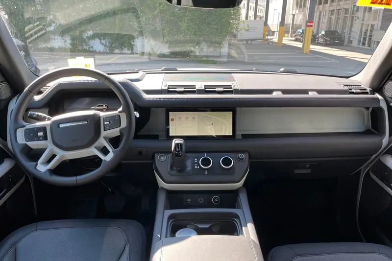 Land Rover Defender 110 P400 I6 X-Dynamic SE 2026, белый, фото 21