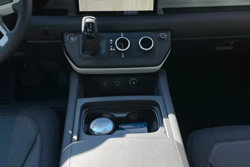 Land Rover Defender 110 P400 I6 X-Dynamic SE 2026, белый, фото 22