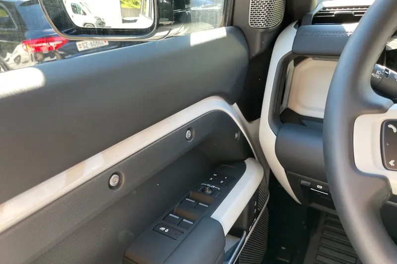 Land Rover Defender 110 P400 I6 X-Dynamic SE 2026, белый, фото 23