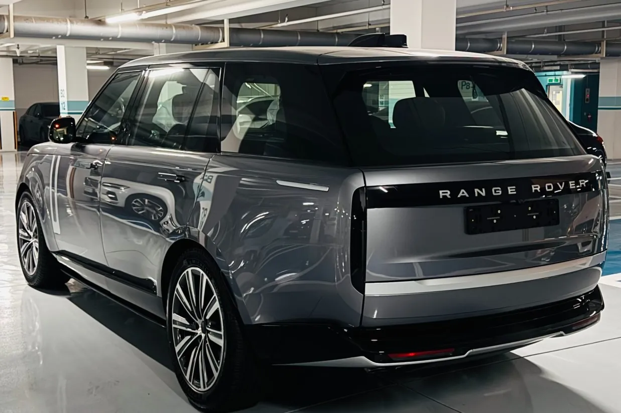 Заказать Land Rover Range Rover P530 Autobiography LWB 2026 4.4 л 530 л.с Бензин с пробегом 30 км, Автомат, Полный привод, цвет Серый, поставка из Великобритания, доставка по РФ