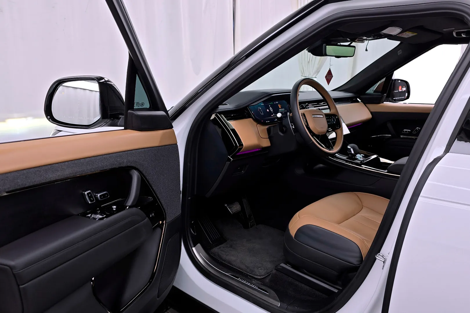 Land Rover Range rover Sport P400 2025 3.0 л 400 л.с Бензин в продаже: Белый, Автомат, Полный привод, страна-производитель — Великобритания, доставка по РФ