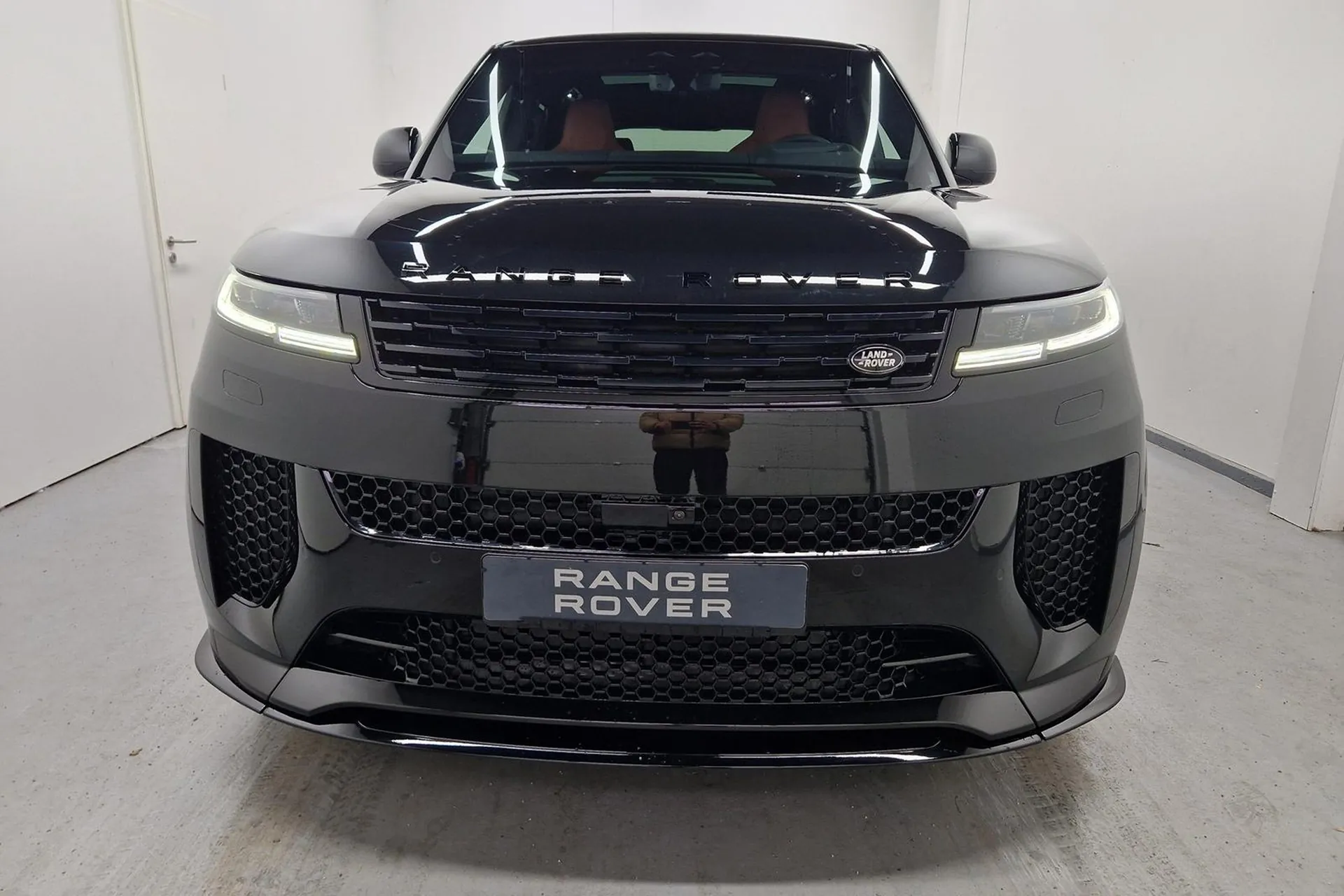 Land Rover Range Rover Sport P635 SV 2025 4.4 л 635 л.с Бензин, новый авто, Полный привод, Автомат, цвет Чёрный, страна-производитель — Великобритания