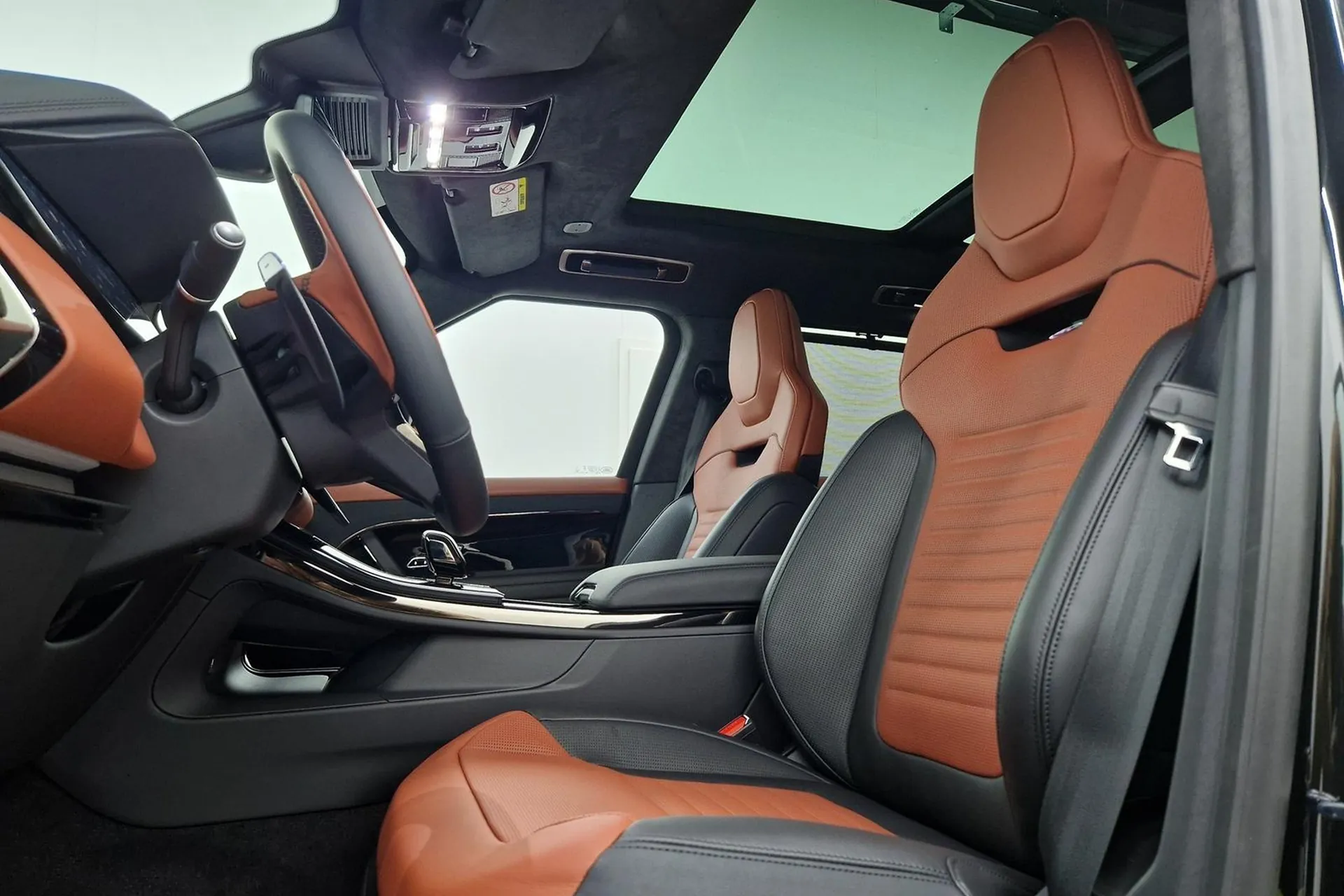 Заказать Land Rover Range Rover Sport P635 SV 2025 4.4 л 635 л.с Бензин, Чёрный, Полный привод, Автомат — поставка из Великобритания, доставка по России и СНГ