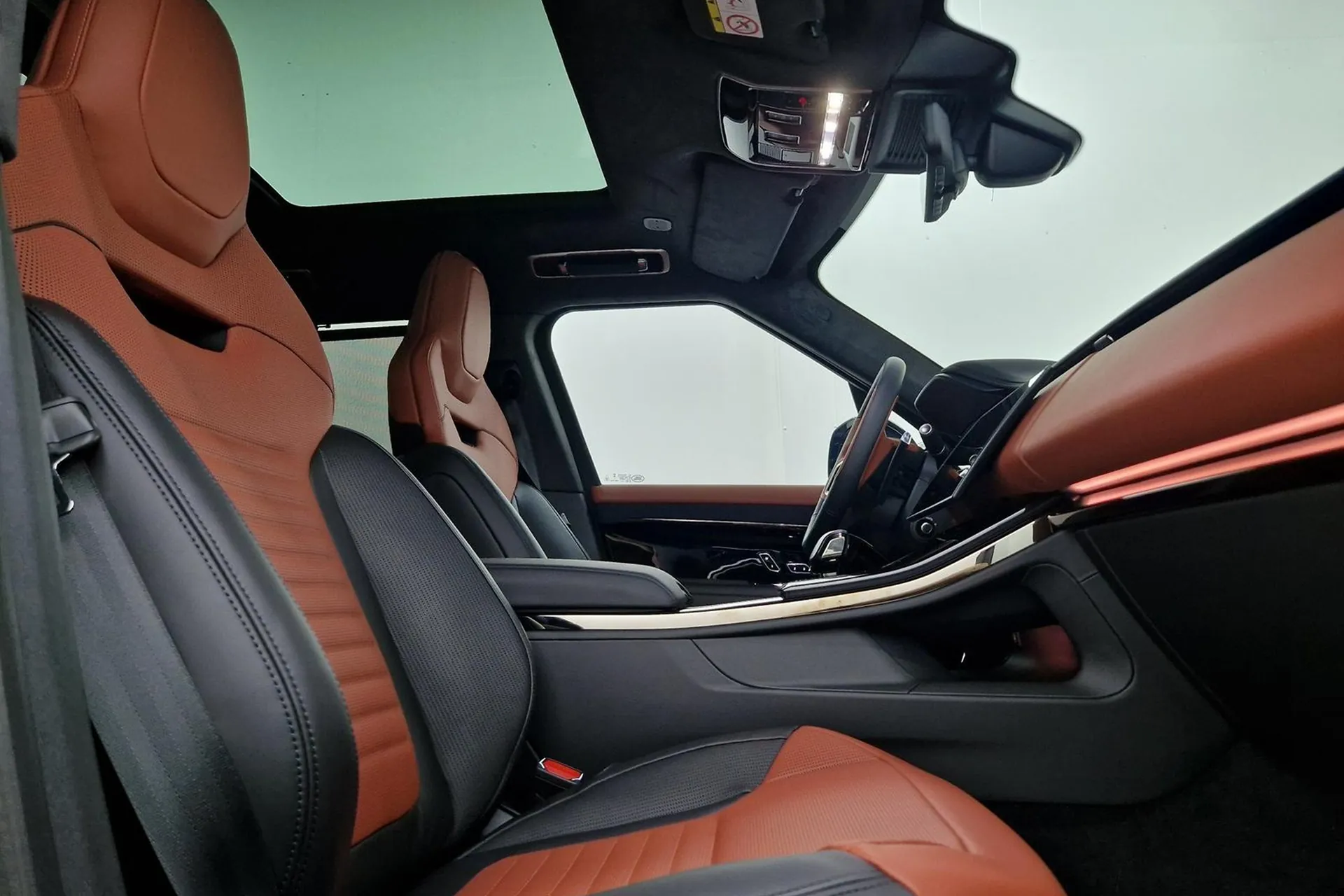 Land Rover Range Rover Sport P635 SV 2025 4.4 л 635 л.с Бензин, пробег 3 100 км, Чёрный, Полный привод, Автомат, авто из Великобритания, доставка по РФ