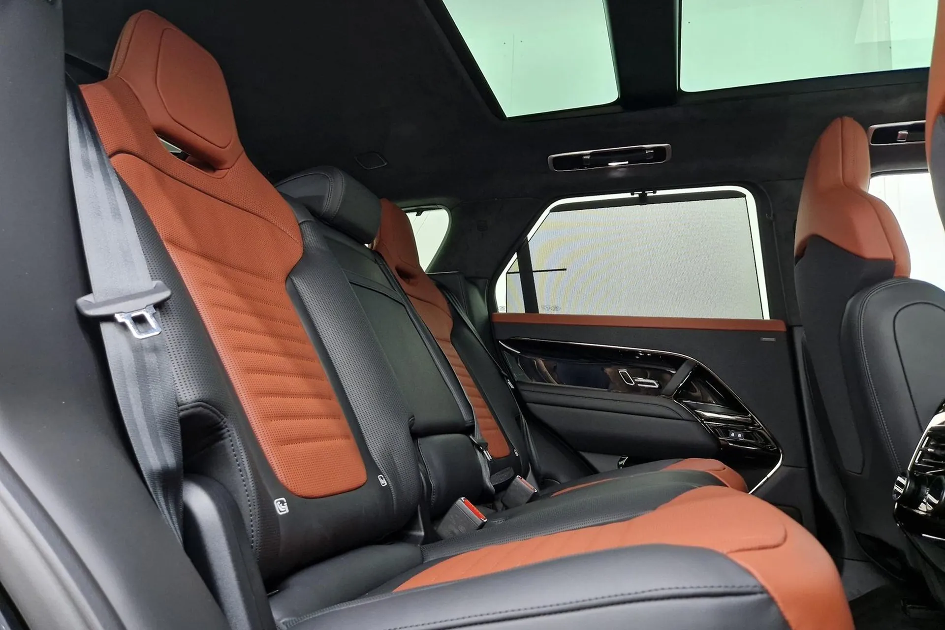 Купить Land Rover Range Rover Sport P635 SV 2025 4.4 л 635 л.с Бензин с минимальным пробегом 3 100 км, Чёрный, доставим из Великобритания в любой город РФ