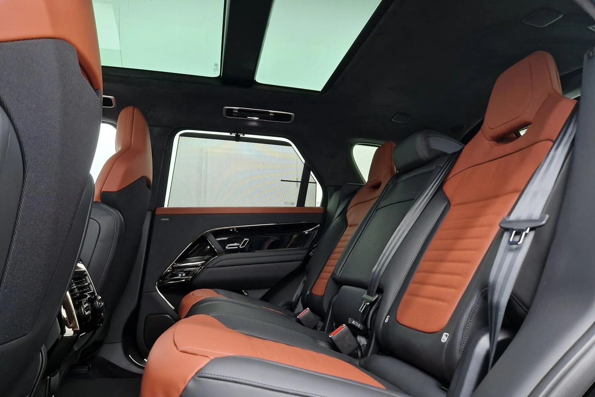 Оформить заказ на Land Rover Range Rover Sport P635 SV 2025 4.4 л 635 л.с Бензин, коробка: Автомат, привод: Полный привод, доставка по России, салон в Москве