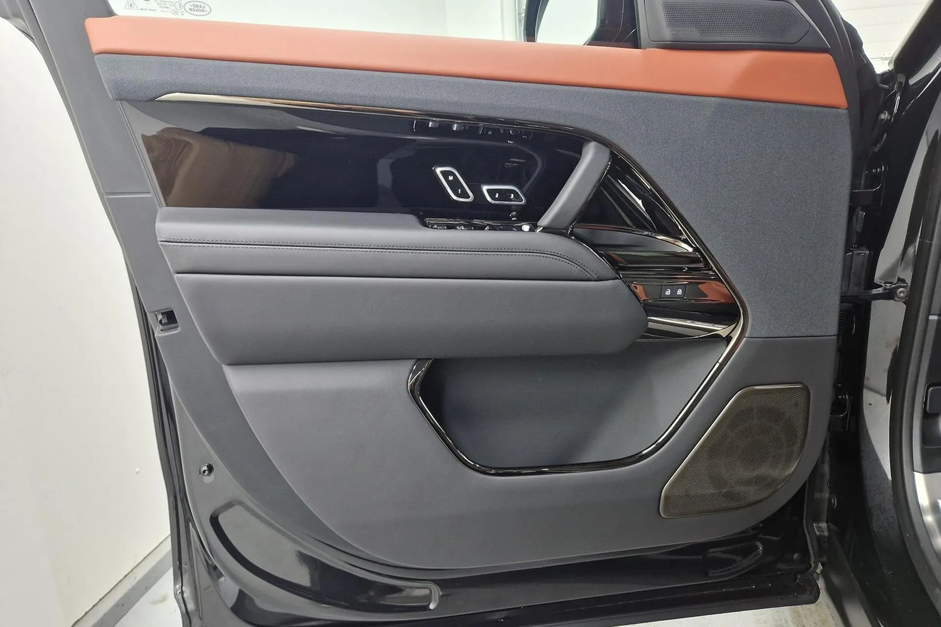 Доставка по РФ: Land Rover Range Rover Sport P635 SV 2025 4.4 л 635 л.с Бензин, Чёрный, пробег 3 100 км, Полный привод, Автомат, осмотр возможен в Москве