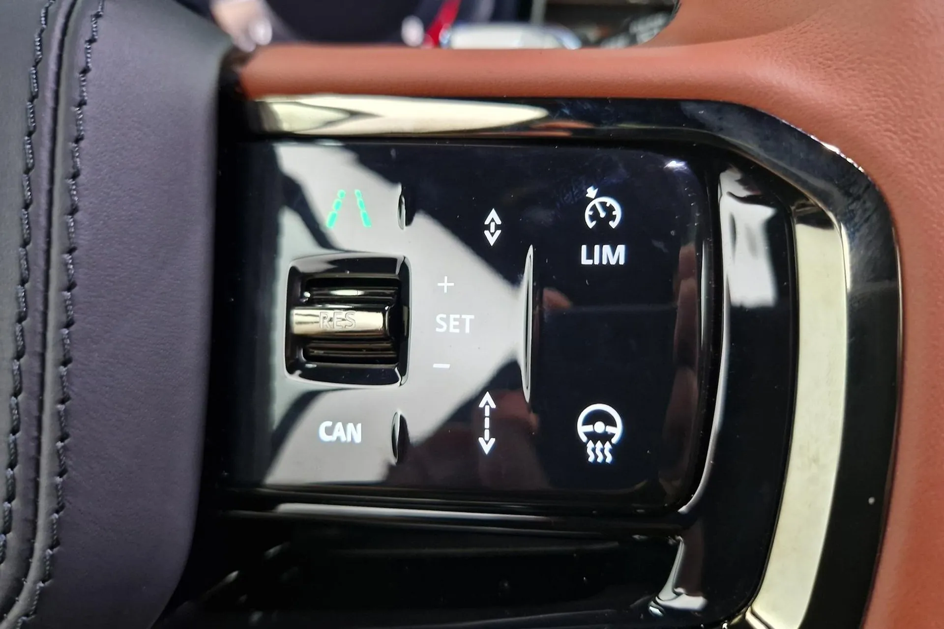 Land Rover Range Rover Sport P635 SV 2025 4.4 л 635 л.с Бензин, пробег 3 100 км, цвет кузова Чёрный, тип трансмиссии Автомат, привод Полный привод, из Великобритания