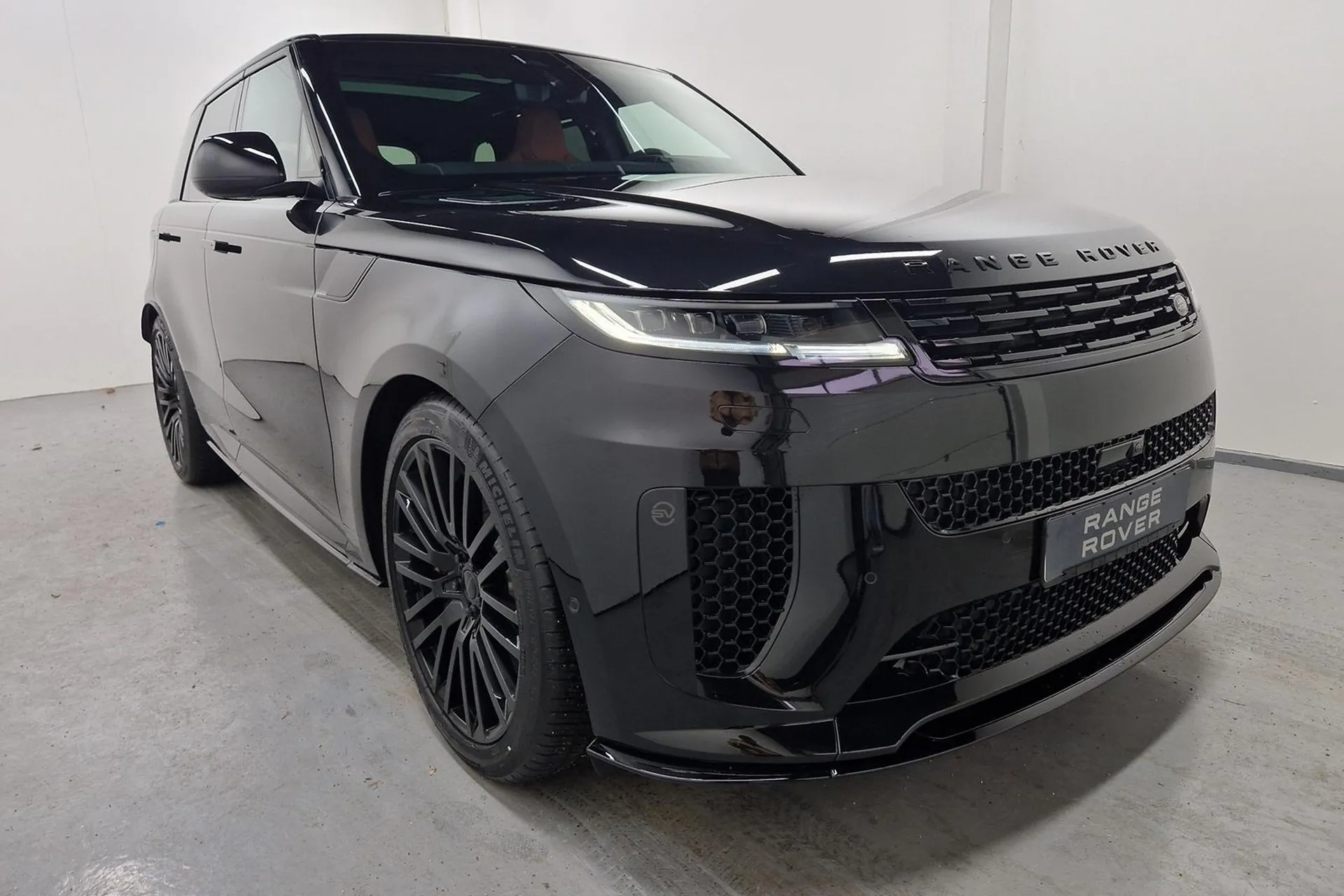 Заказать Land Rover Range Rover Sport P635 SV 2025 4.4 л 635 л.с Бензин с пробегом 3 100 км, Автомат, Полный привод, цвет Чёрный, поставка из Великобритания, доставка по РФ